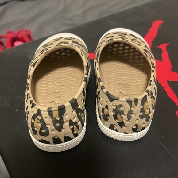 Old navy summer flats for kids size 5 - Picture 3 of 3